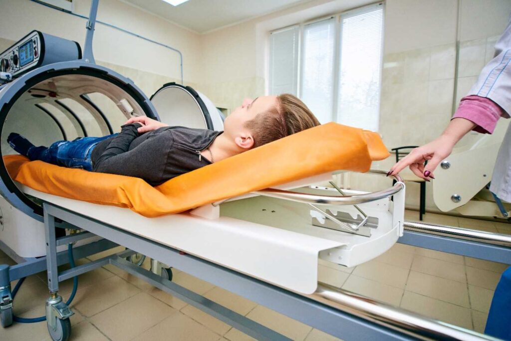 guy-black-t-shirt-lies-hyperbaric-chamber-oxygen-therapy (1)