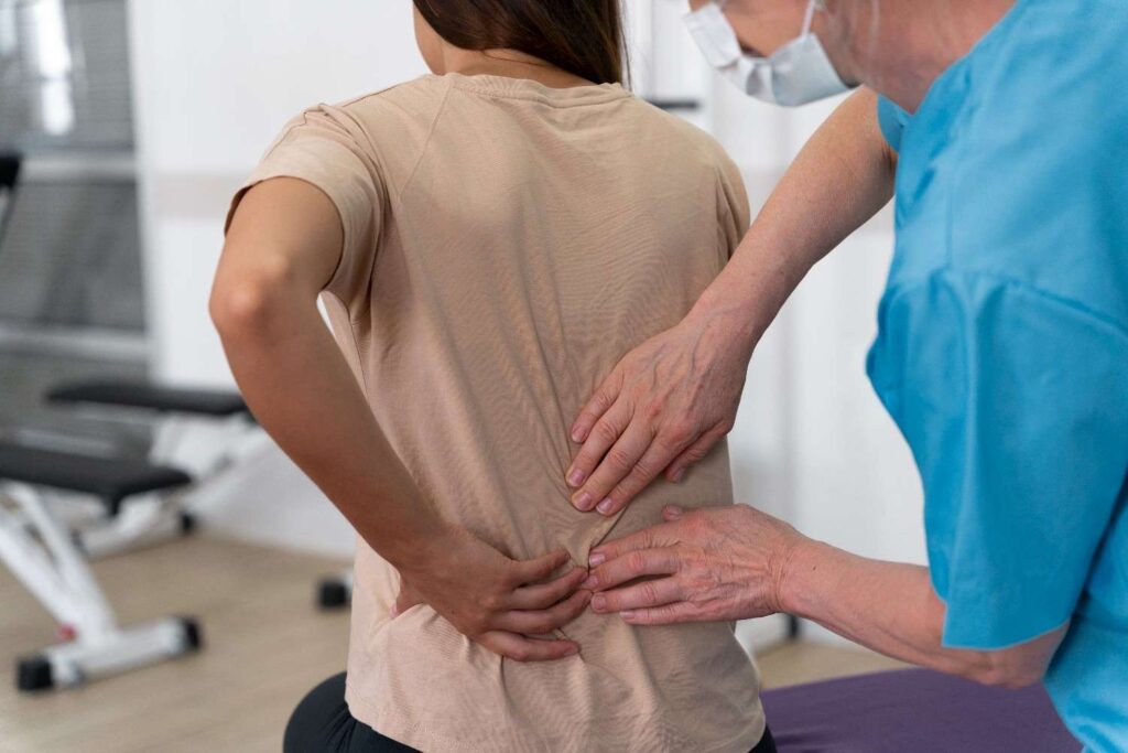 medical-assistant-helping-patient-with-physiotherapy-exercises (1)
