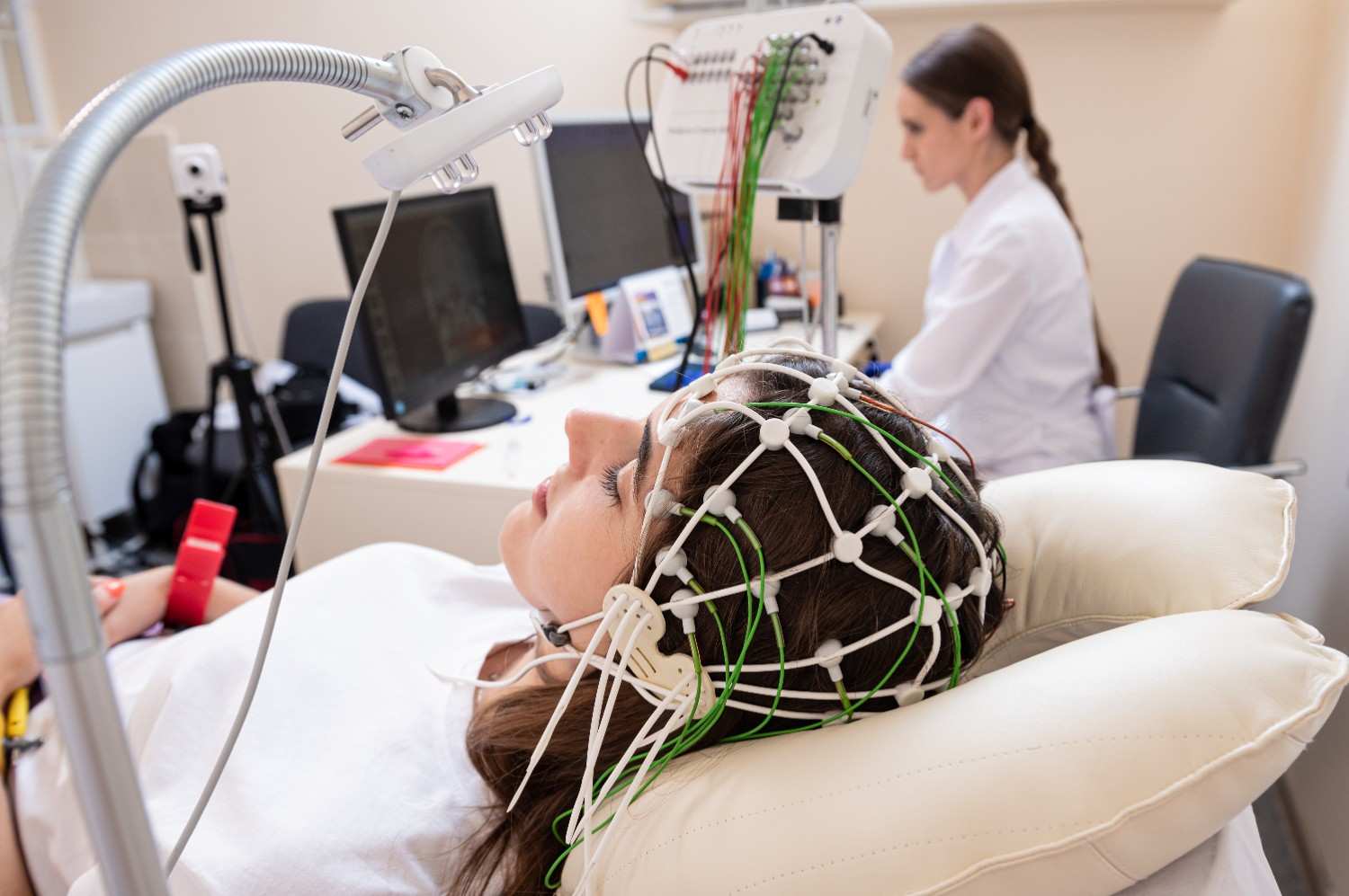 patient-brain-testing-using-encephalography-medical-center (1)